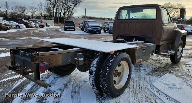 image for item OH9500 1992 Ford F700 truck cab and chassis