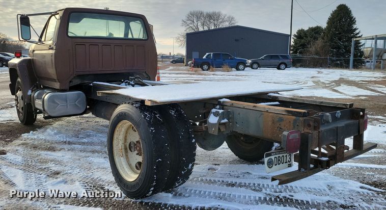 image for item OH9500 1992 Ford F700 truck cab and chassis