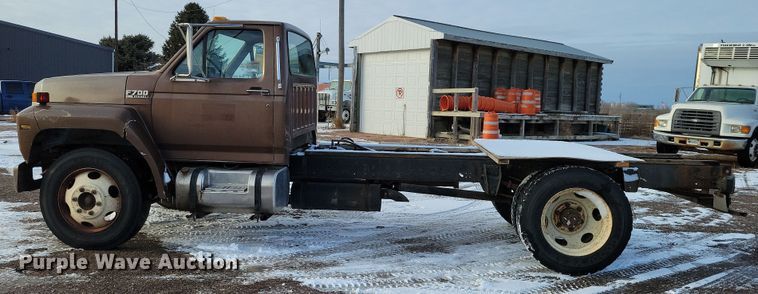 image for item OH9500 1992 Ford F700 truck cab and chassis