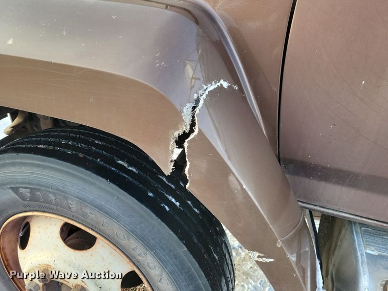 image for item OH9500 1992 Ford F700 truck cab and chassis