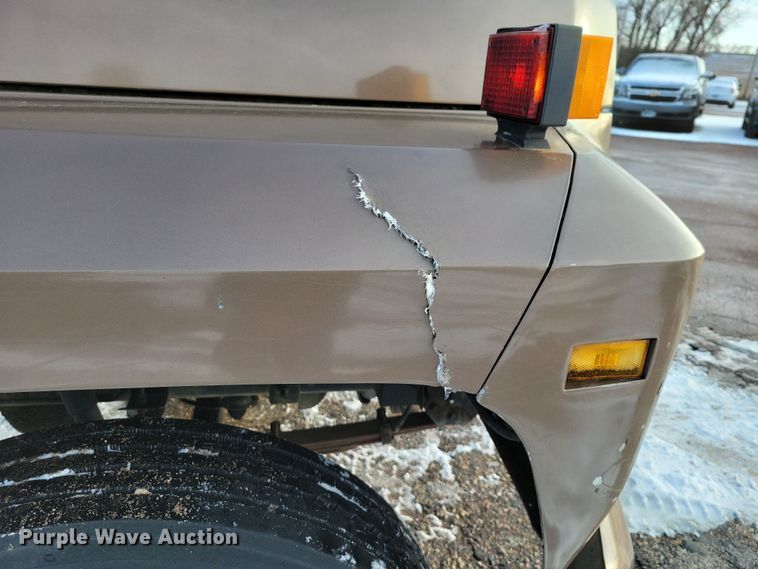 image for item OH9500 1992 Ford F700 truck cab and chassis