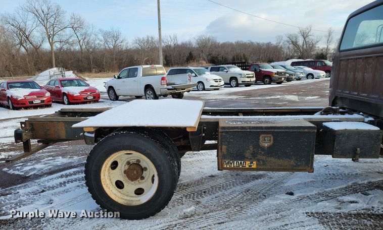 image for item OH9500 1992 Ford F700 truck cab and chassis