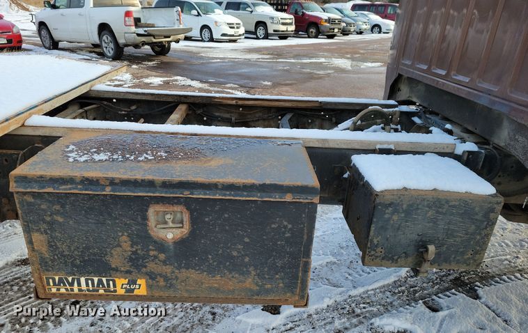 image for item OH9500 1992 Ford F700 truck cab and chassis