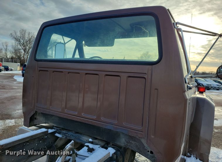 image for item OH9500 1992 Ford F700 truck cab and chassis