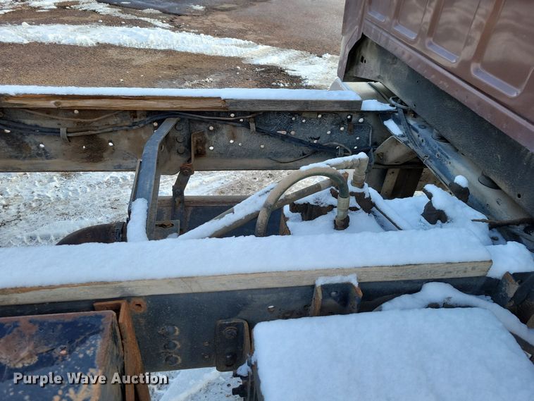 image for item OH9500 1992 Ford F700 truck cab and chassis