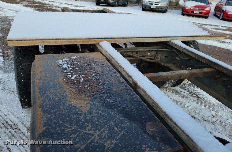 image for item OH9500 1992 Ford F700 truck cab and chassis