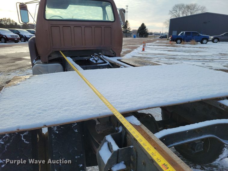 image for item OH9500 1992 Ford F700 truck cab and chassis