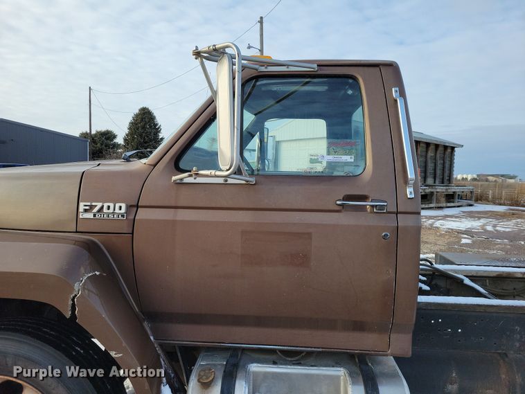 image for item OH9500 1992 Ford F700 truck cab and chassis