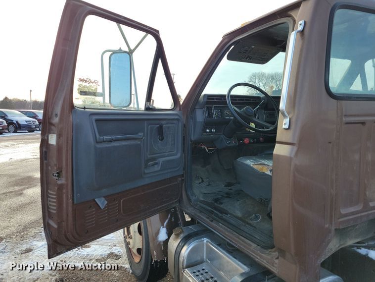 image for item OH9500 1992 Ford F700 truck cab and chassis