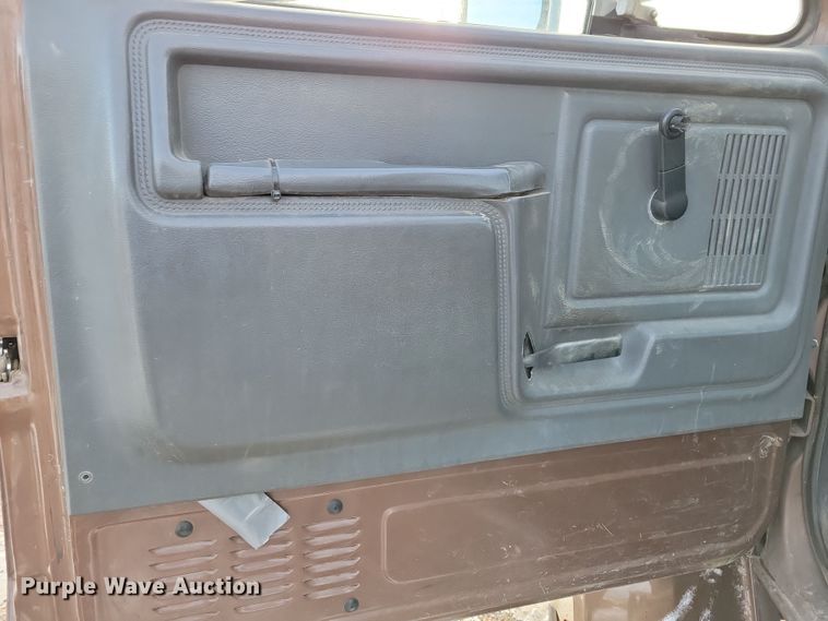 image for item OH9500 1992 Ford F700 truck cab and chassis