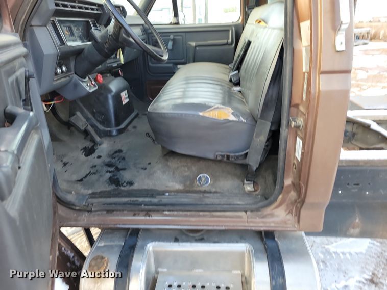 image for item OH9500 1992 Ford F700 truck cab and chassis