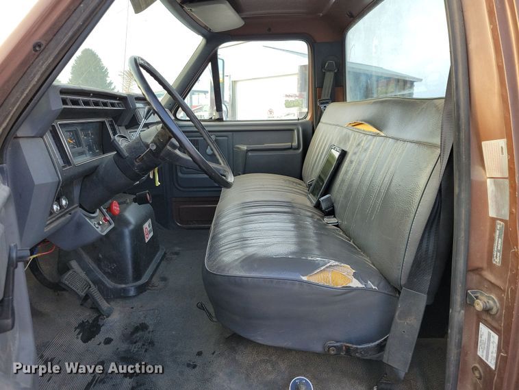 image for item OH9500 1992 Ford F700 truck cab and chassis