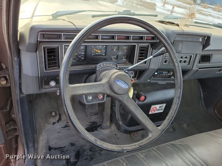 image for item OH9500 1992 Ford F700 truck cab and chassis