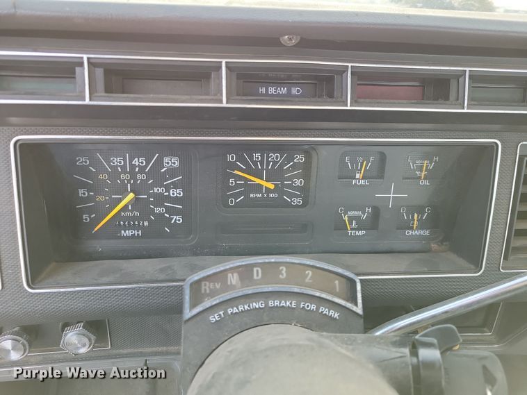 image for item OH9500 1992 Ford F700 truck cab and chassis