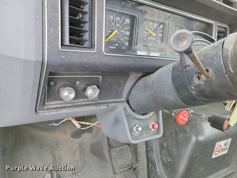 image for item OH9500 1992 Ford F700 truck cab and chassis