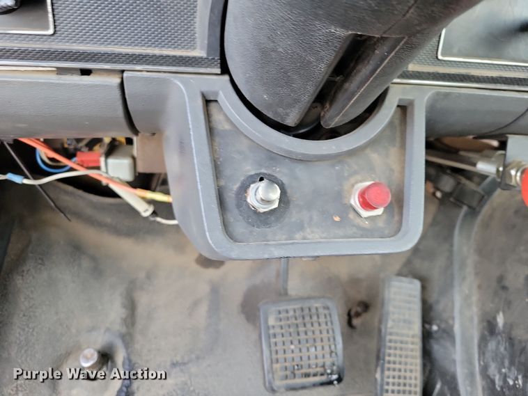 image for item OH9500 1992 Ford F700 truck cab and chassis