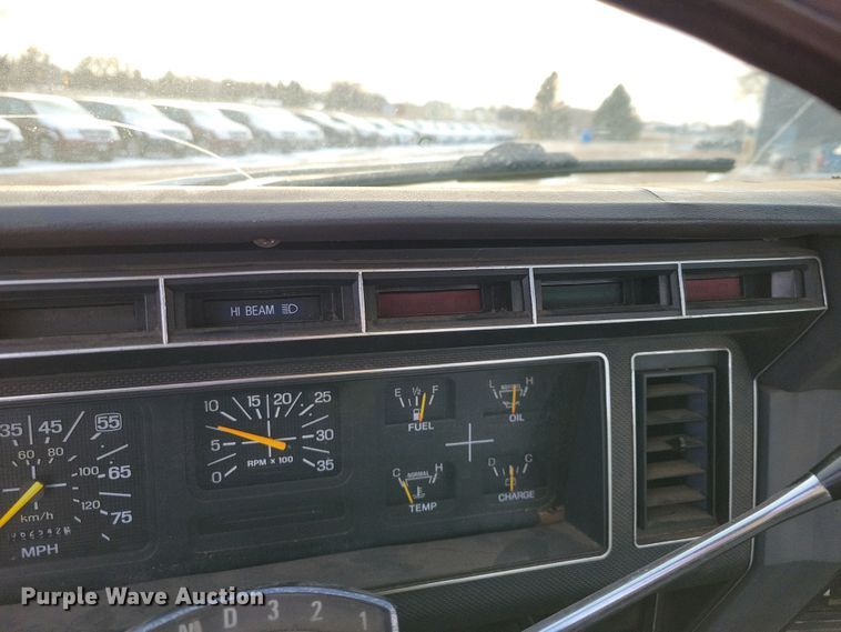 image for item OH9500 1992 Ford F700 truck cab and chassis