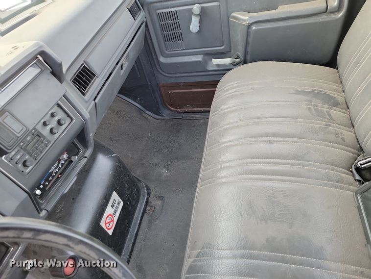 image for item OH9500 1992 Ford F700 truck cab and chassis