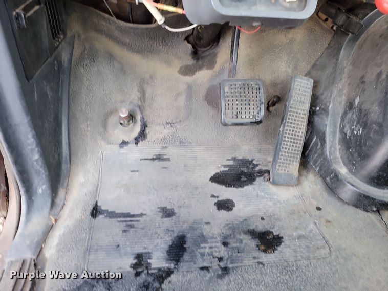 image for item OH9500 1992 Ford F700 truck cab and chassis