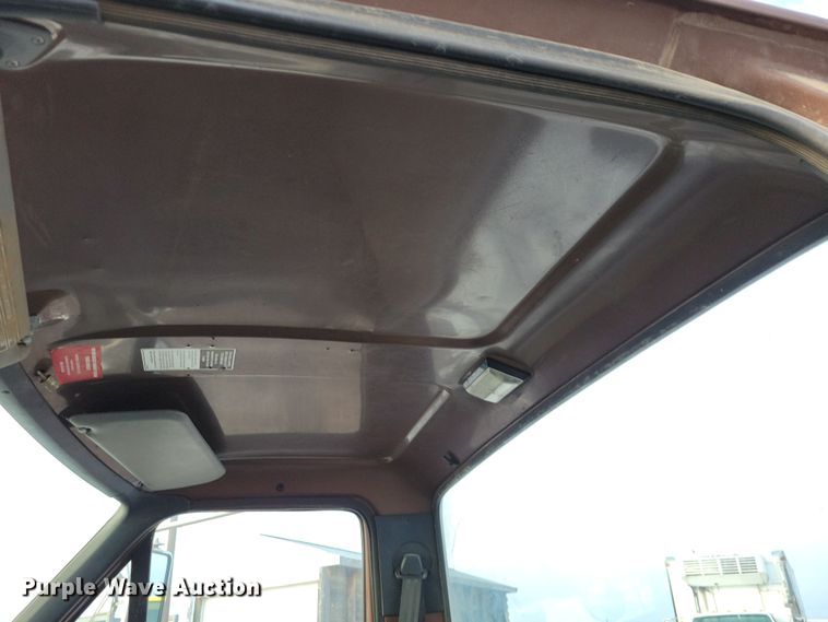 image for item OH9500 1992 Ford F700 truck cab and chassis