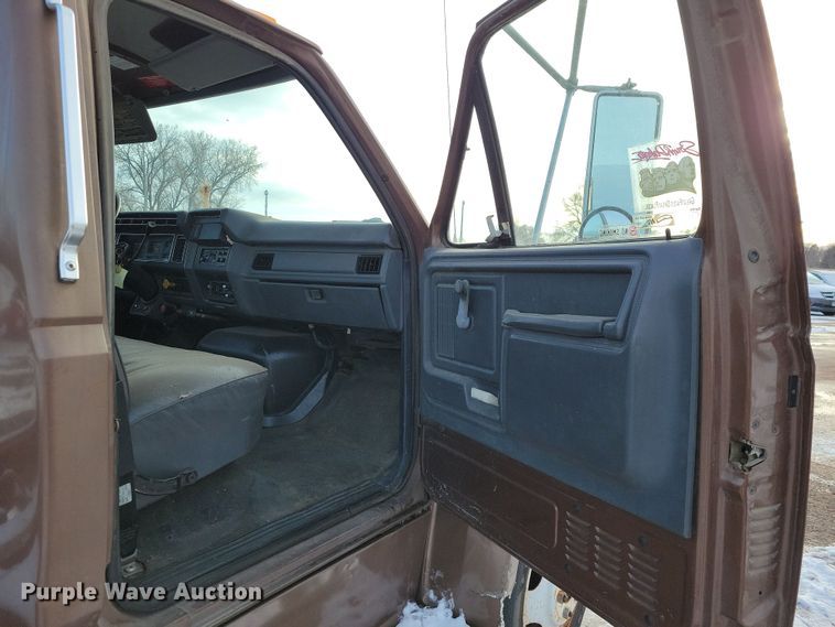 image for item OH9500 1992 Ford F700 truck cab and chassis