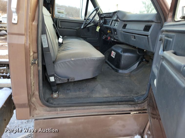 image for item OH9500 1992 Ford F700 truck cab and chassis