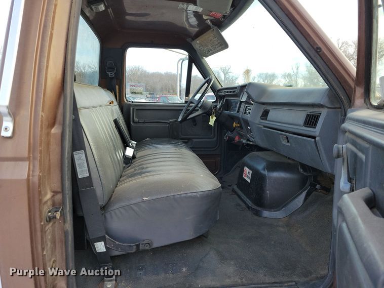 image for item OH9500 1992 Ford F700 truck cab and chassis