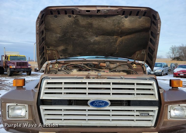 image for item OH9500 1992 Ford F700 truck cab and chassis