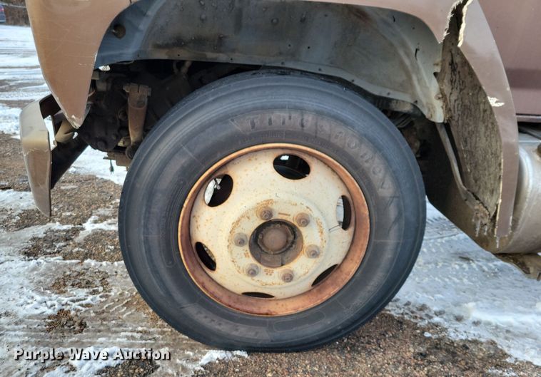 image for item OH9500 1992 Ford F700 truck cab and chassis