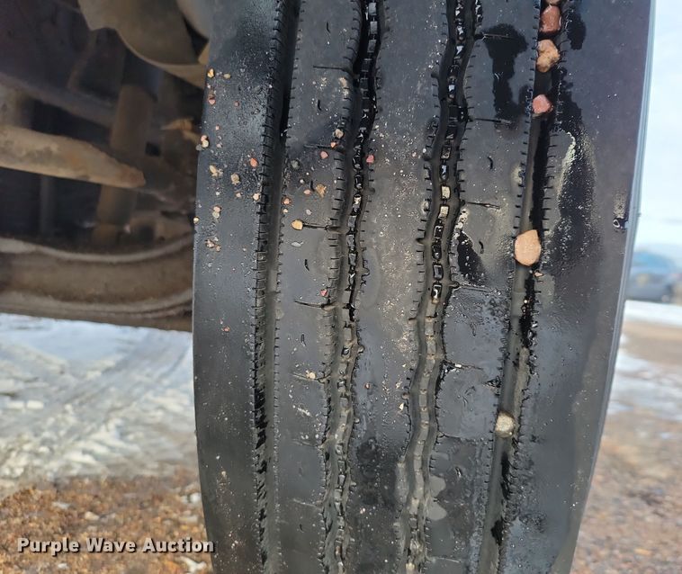 image for item OH9500 1992 Ford F700 truck cab and chassis