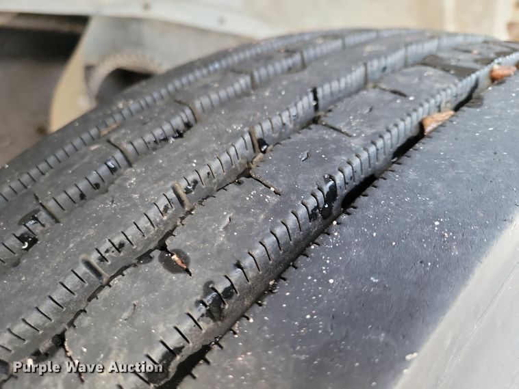 image for item OH9500 1992 Ford F700 truck cab and chassis