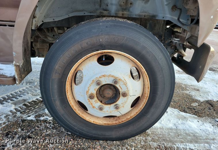 image for item OH9500 1992 Ford F700 truck cab and chassis