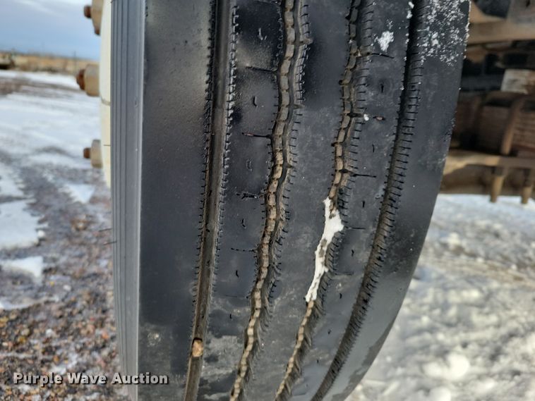 image for item OH9500 1992 Ford F700 truck cab and chassis