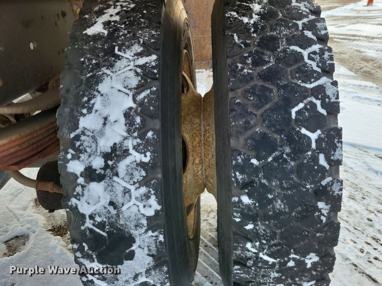 image for item OH9500 1992 Ford F700 truck cab and chassis