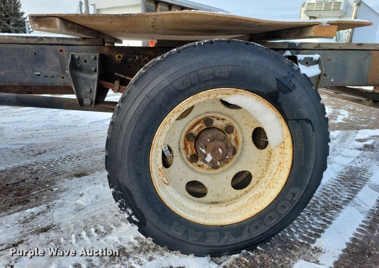 image for item OH9500 1992 Ford F700 truck cab and chassis