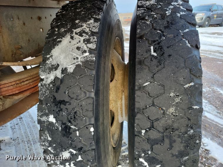 image for item OH9500 1992 Ford F700 truck cab and chassis