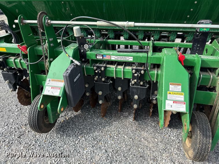 image for item DJ0845 2017 Great Plains 3P1006NT no-till grain drill
