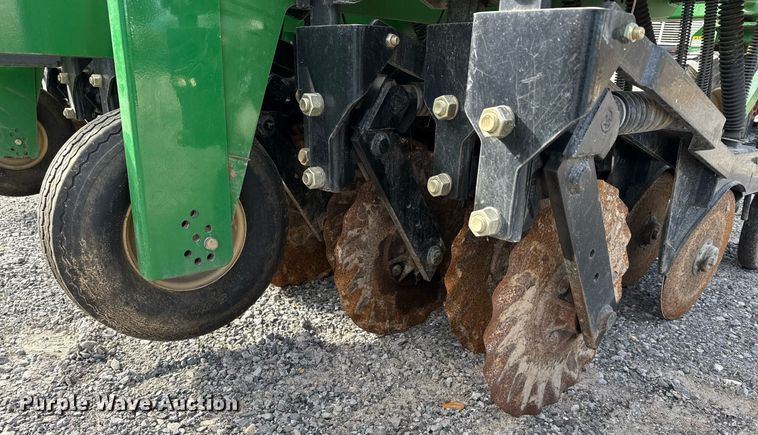 image for item DJ0845 2017 Great Plains 3P1006NT no-till grain drill