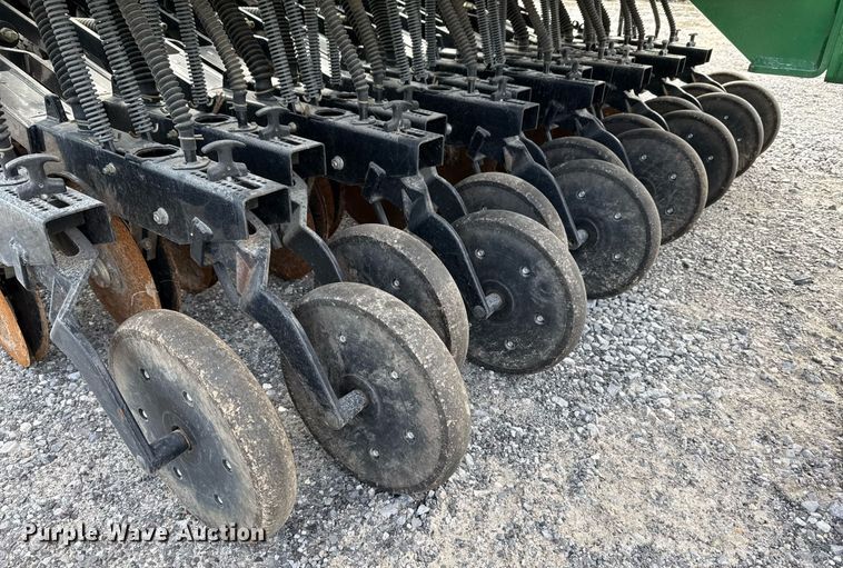 image for item DJ0845 2017 Great Plains 3P1006NT no-till grain drill