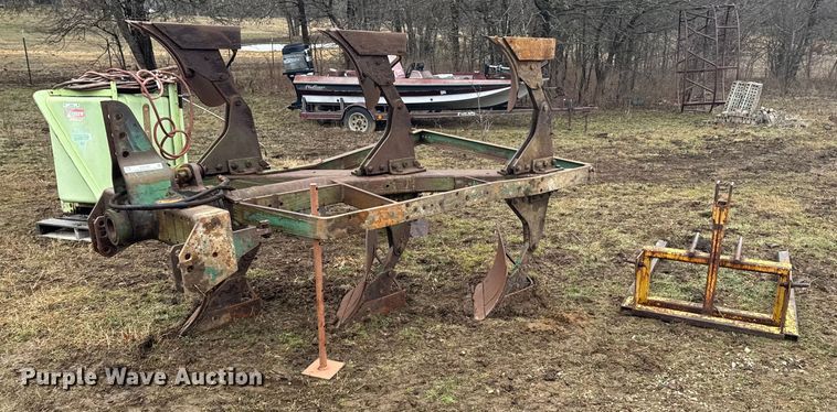 image for item DO0368 Six bottom two-way plow