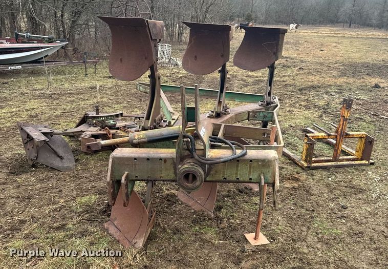 image for item DO0368 Six bottom two-way plow