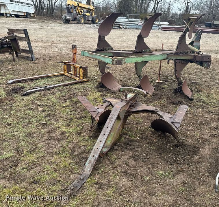 image for item DO0368 Six bottom two-way plow