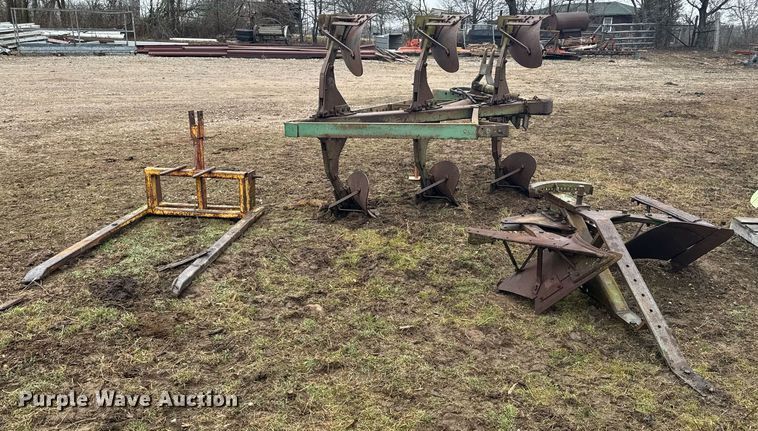 image for item DO0368 Six bottom two-way plow