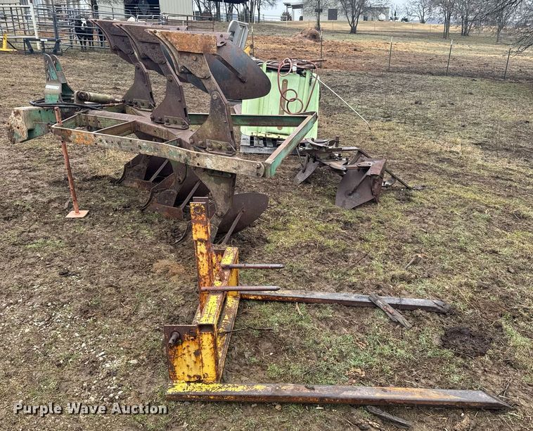 image for item DO0368 Six bottom two-way plow