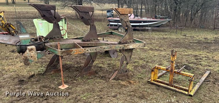 image for item DO0368 Six bottom two-way plow