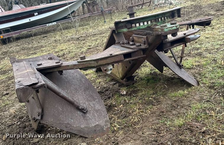 image for item DO0368 Six bottom two-way plow