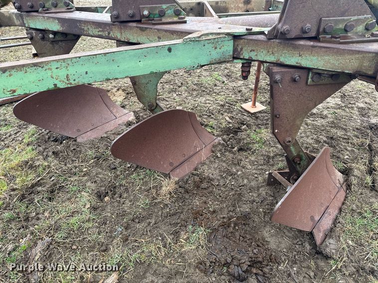 image for item DO0368 Six bottom two-way plow