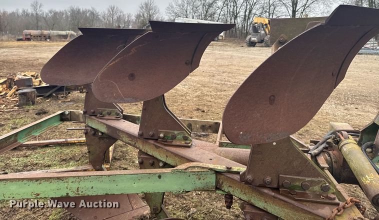 image for item DO0368 Six bottom two-way plow