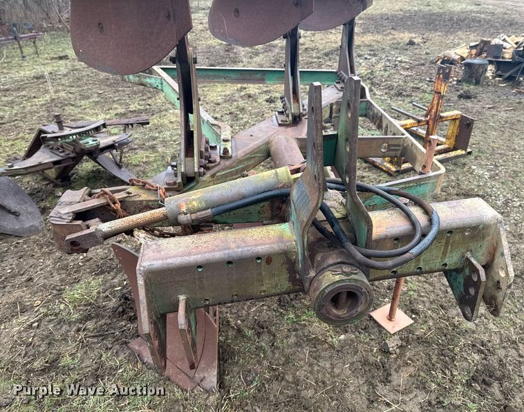 image for item DO0368 Six bottom two-way plow