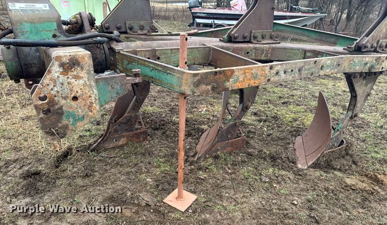 image for item DO0368 Six bottom two-way plow